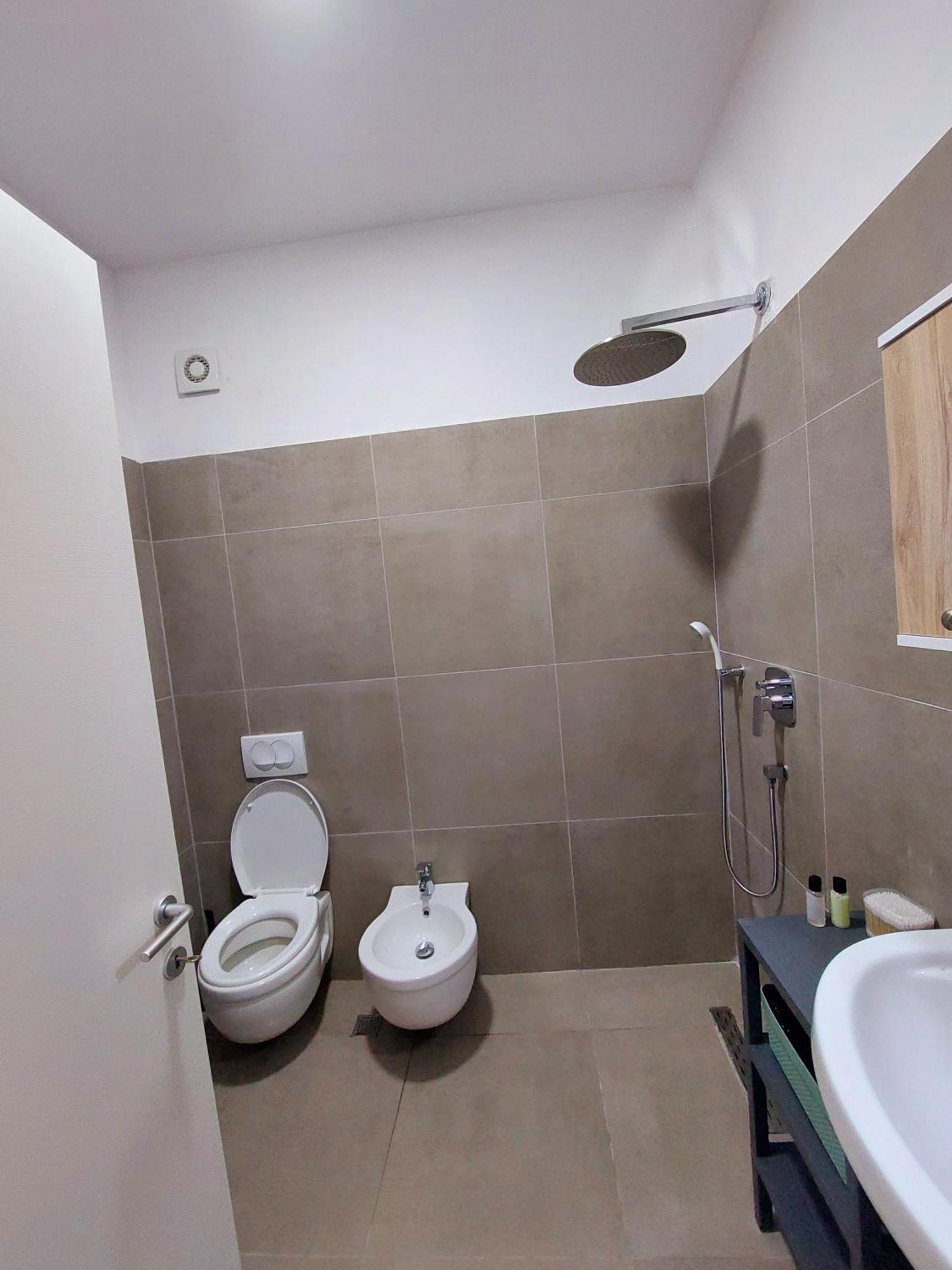 Gex Apartments Tirana Buitenkant foto